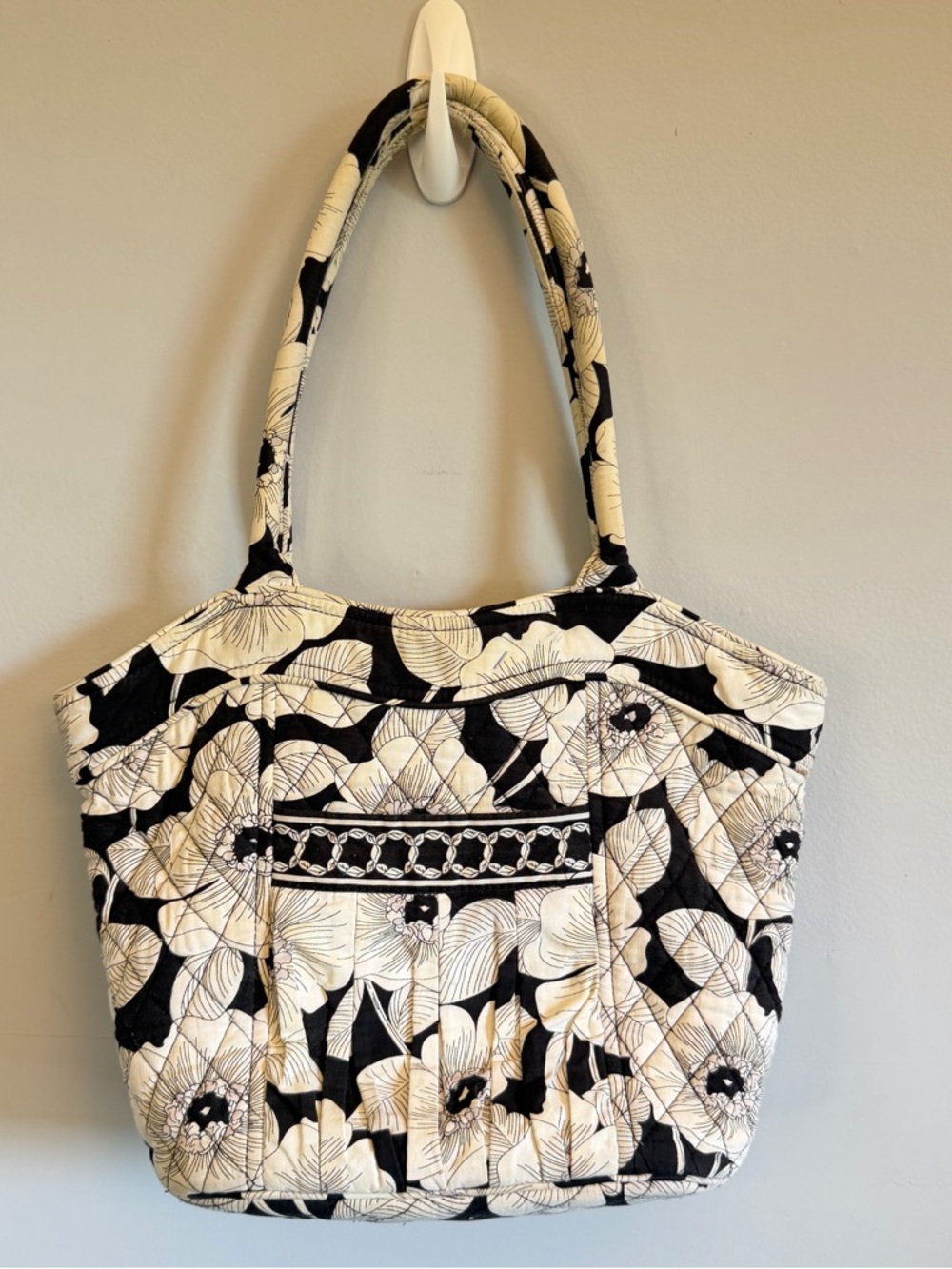 ✨ Vera Bradley Black & Cream Floral Quilted